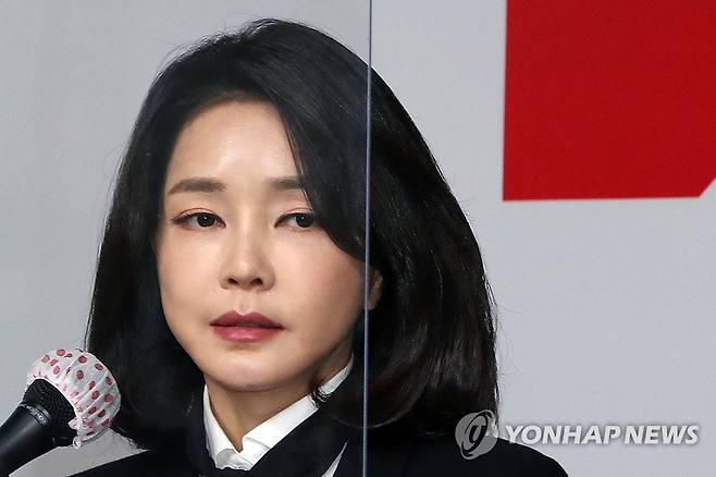 허위 이력 관련 입장문 발표하는 김건희 (서울=연합뉴스) 이정훈 기자 = 국민의힘 윤석열 대선 후보 부인 김건희 코바나컨텐츠 대표가 26일 오후 서울 여의도 당사에서 자신의 허위 이력 의혹과 관련해 입장문을 발표하고 있다. 2021.12.26 [공동취재] uwg806@yna.co.kr