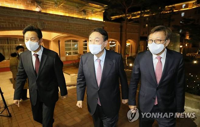 오세훈 서울시장, 박형준 부산시장과 만찬장으로 이동하는 윤석열 후보 (서울=연합뉴스) 국민의힘 윤석열 대선 후보(가운데)가 5일 서울 강서구 메이필드호텔에서 오세훈 서울시장(왼쪽), 박형준 부산시장과 만찬을 갖기 위해 만찬장으로 이동하고 있다. 2022.1.5 [국회사진기자단] toadboy@yna.co.kr