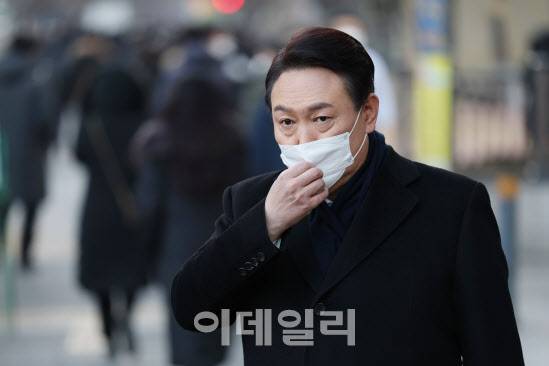 국민의힘 윤석열 대선 후보가 6일 오전 서울 여의도역 인근에서 시민들에게 새해 인사 도중 마스크를 고쳐쓰고 있다.(사진=노진환 기자)