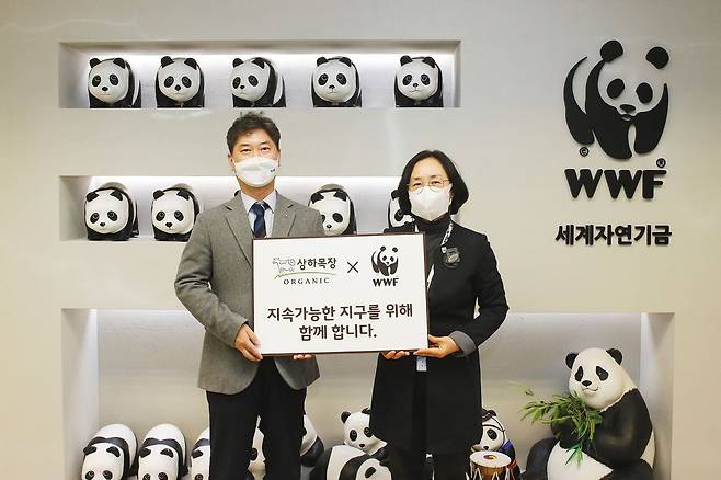 지난 5일 서울 종로구 WWF(세계자연기금) 한국본부에서 열린 상하목장과 WWF 협약식에서 이진석 상하목장 본부장(왼쪽)과 홍윤희 WWF 사무총장이 기념촬영을 하고 있다. (매일유업 제공) © 뉴스1