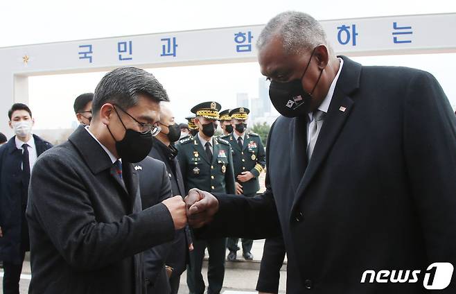 서욱 국방부 장관(왼족)과 로이드 오스틴 미국 국방장관. 2021.12.2/뉴스1 © News1 사진공동취재단