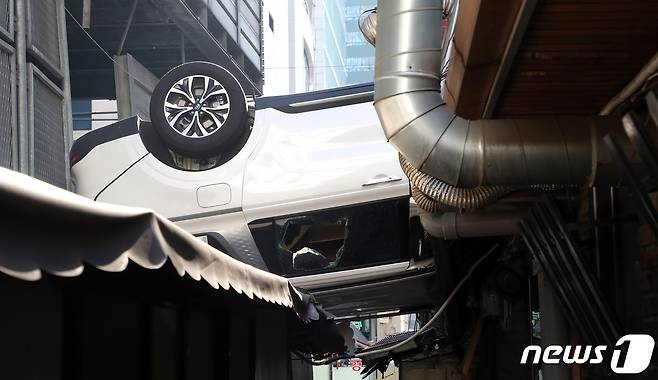 6일 오전 8시 30분께 서울 중구 숭례문 인근에 있는 한 민영 주차장에서 차량 1대가 야외로 추락해 지붕에 걸쳐져 있다.. 2022.1.6/뉴스1 © News1 김명섭 기자