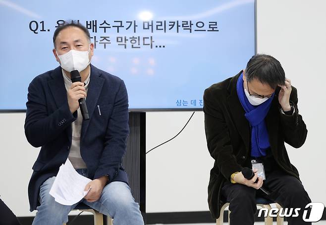 5일 오후 서울 마포구 더불어민주당 미래당사 '블루소다'에서 민주당 청년선대위 주최로 열린 청년 탈모인 초청 간담회에서 김원이 의원이 발언하고 있다. 오른쪽은 박주민 의원. 2022.1.5/뉴스1 ⓒ News1 구윤성 기자