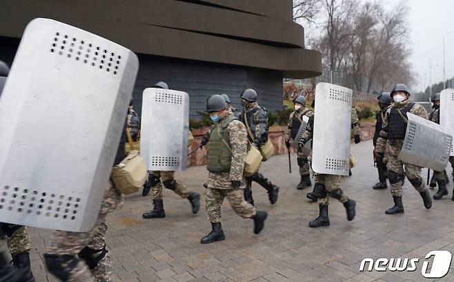 5일(현지시간) 카자흐스탄 알마티에서 경찰들이 에너지 가격 급등에 항의하는 시위 진압에 나서고 있다. © AFP=뉴스1 © News1 우동명 기자