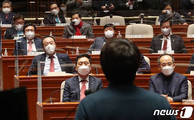 국민의힘 이준석 대표가 6일 서울 여의도 국회에서 열린 의원총회에서 발언중인 가운데 김기현 원내대표를 비롯한 의원들이 자리하고있다. 2022.1.6/뉴스1 © News1 이동해 기자