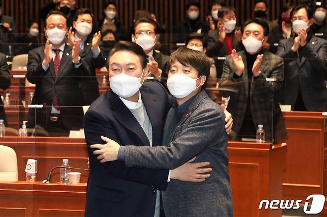 국민의힘 이준석 대표와 윤석열 대선 후보가 6일 국회에서 열린 의원총회에서 포옹하고 있다. 2022.1.6/뉴스1 © News1 이동해 기자