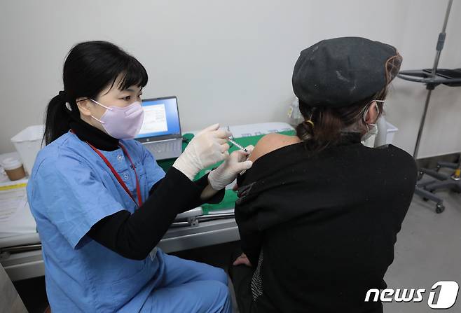 서울 은평구 청구성심병원에서 한 시민이 지난해 12월 코로나19 백신 3차접종을 하고 있다. © News1 이성철 기자