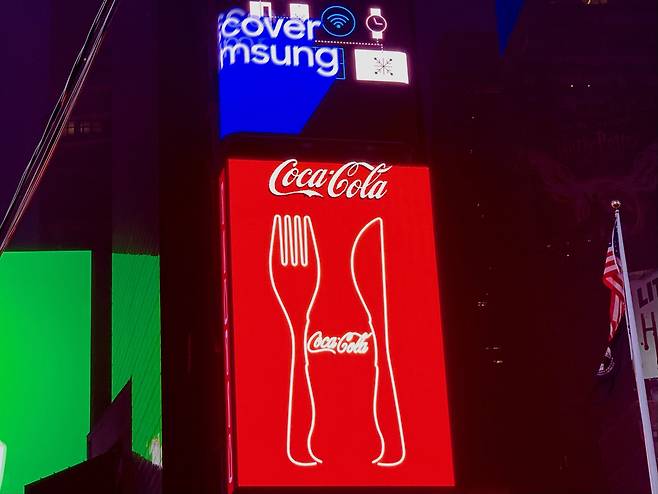 뉴욕의 타임스 스퀘어에 자리 잡은 코카콜라 전광판에서는 병의 모양을 응용한 애니메이션을 선보이고 있다./박진배 뉴욕 FIT 교수·마이애미대 명예석좌교수