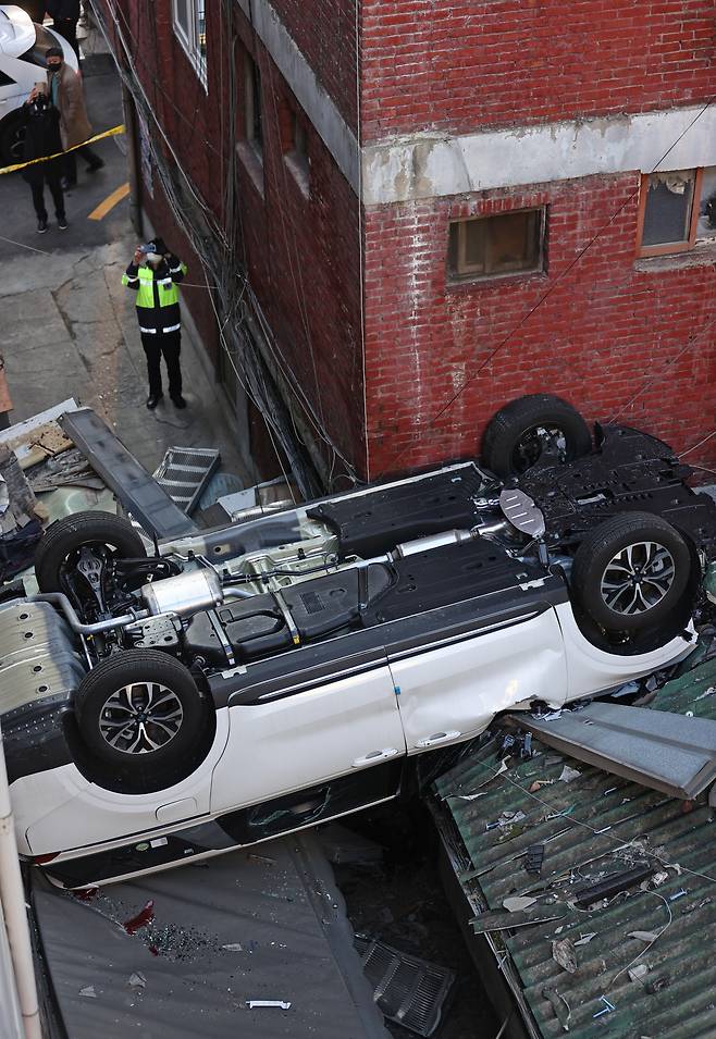 6일 오전 서울 중구의 한 주차장 건물에서 차량이 추락해 파손돼 있다. /연합뉴스