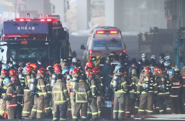 6일 오후 경기도 평택시의 한 신축 공사장 화재 현장에서 실종됐던 소방관이 구급차로 이송되고 있다. ⓒ연합뉴스
