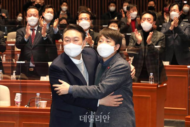 국민의힘 윤석열 후보와 이준석 대표가 6일 국회에서 열린 의원총회에서 포옹하고 있다. (공동취재사진) ⓒ데일리안 홍금표 기자
