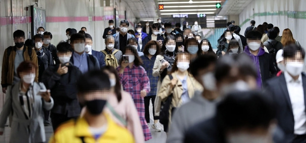 서울 송파구 지하철 잠실역에서 출근길 시민들이 마스크를 쓰고 이동하고 있다. 연합뉴스 제공