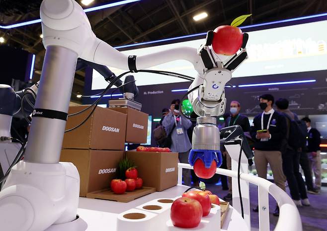 두산 그룹 전시관에 스마트팜의 사과를 수확, 포장하는 두산로보틱스 협동로봇이 전시돼 있다.