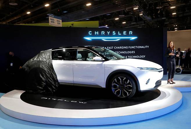 크리스틴 포엘 크라이슬러 최고경영자(CEO)가 크라이슬러 에어 플로우 콘셉트 전기차를 공개하고 있다.