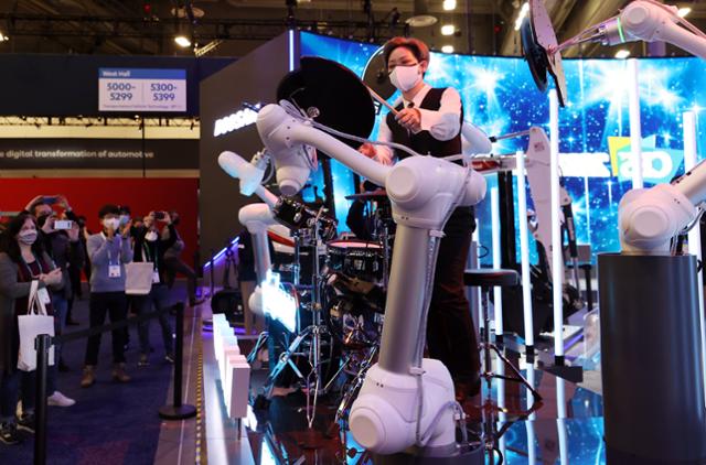 세계 최대 전자·정보기술(IT) 박람회인 'CES 2022'가 열린 5일 미국 네바다주 라스베이거스 컨벤션센터 두산그룹 전시관에서 연주자가 협동로봇과 함께 드럼을 연주하고 있다. 연합뉴스