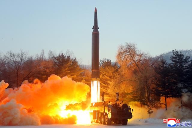 북한이 5일 극초음속미사일을 시험 발사하고 있다. 이는 작년 9월 첫 극초음속미사일인 화성-8형 미사일 발사 이후 3개월여 만이다. 평양=조선중앙통신 연합뉴스
