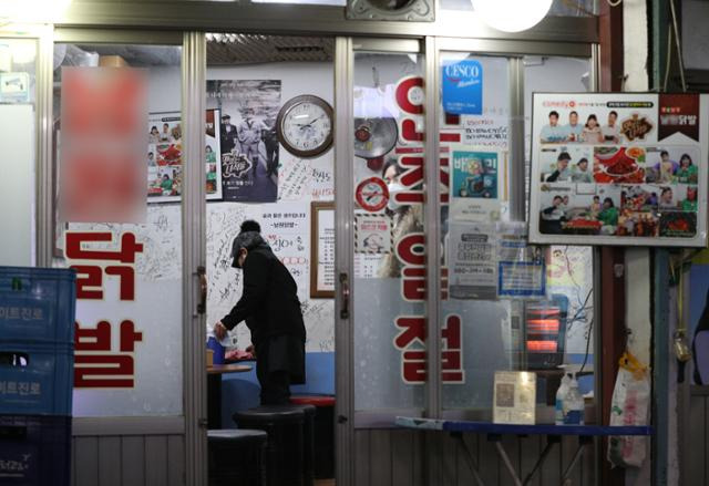 6일 오후 서울 중구 신당동 백학시장에서 상인들이 방역패스와 영업시간 제한에 반대하는 점등 시위를 하고 있다. 전국자영업자비상대책위원회는 이날부터 14일까지 오후 9시부터 자정까지 간판 및 업장의 불을 켜는 점등시위를 진행한다. 뉴스1