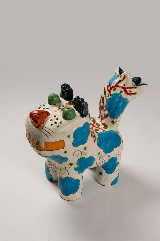 장미경, 붉은줄무늬호랑이, 19x44x40㎝, 세라믹, 2021. [사진 갤러리세인]