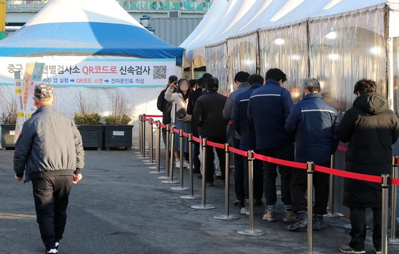 6일 오전 서울 중구 서울역광장에 마련된 선별진료소를 찾은 시민들이 검체검사를 받기 위해 줄 서서 대기하고 있다. 뉴스1