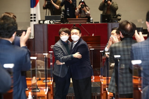 국민의힘 이준석 대표와 윤석열 대선 후보가 6일 국회에서 열린 의원총회에서 포옹하고 있다.  /사진=뉴스1