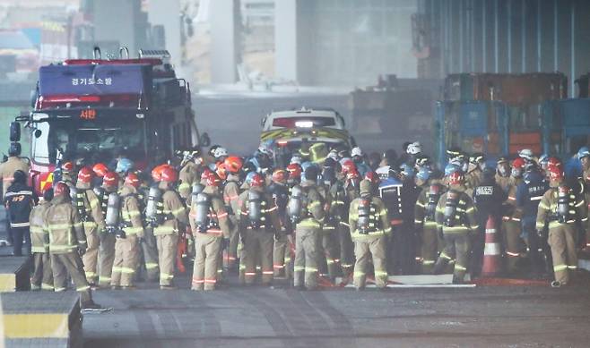 6일 오후 경기도 평택시의 한 신축 공사장 화재 현장에서 소방관들이 실종됐던 소방관을 구급차로 옮기고 있다. 연합뉴스