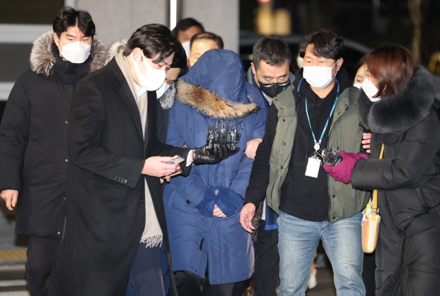 회삿돈 1880억원을 빼돌린 혐의를 받는 오스템임플란트 직원 이모(45)씨가 6일 오전 서울 강서경찰서로 들어서는 모습. 연합