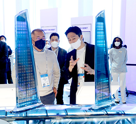 Hyundai Motor Group’s Executive Vice Chairman Chung Eui-sun (left in front) and Hyundai Heavy Industries Holdings Chief Executive Officer Chung Ki-sun (right) in front of the shipbuilding group’s display booth at CES 2022 in Las Vegas. The two are cousins to Chung Ju-yung, the late founder of Hyundai Group. [Photo by Hyundai Heavy Industries Holdings]