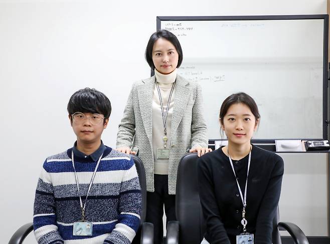 왼쪽부터 김동욱 석박사통합과정, 엄지원 교수, 정혜지 박사과정.[DGIST 제공]