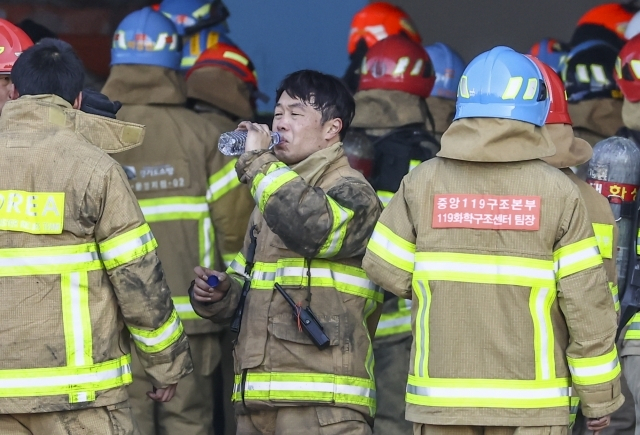 6일 오후 경기도 평택시의 한 신축 공사장 화재 현장에서 한 소방관이 물을 마시고 있다. [연합]