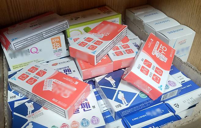 지난 4일 대전 유성구 봉명동의 한 약국 판매대에 비치된 약 포장지에 5만원을 명싱한 가격표가 붙어 있다. 대전=뉴스1