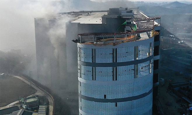 6일 경기도 평택시의 한 신축 공사현장에 화재가 발생해 연기를 내뿜고 있다. 연합뉴스