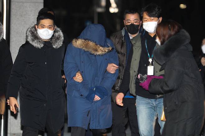 회삿돈 1880억원을 횡령한 혐의를 받는 오스템임플란트의 재무관리 팀장 이모(왼쪽에서 두번째)씨가 6일 새벽 서울 강서경찰서로 압송되고 있다. 뉴스1