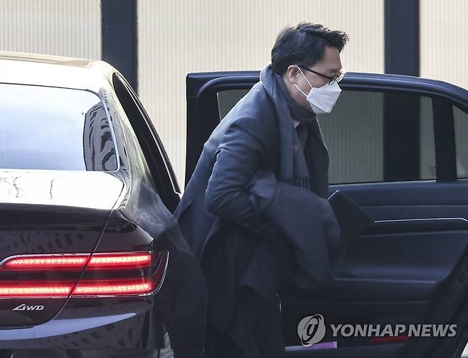 출근하는 김진욱 공수처장 김진욱 고위공직자범죄수사처장이 지난 5일 오전 정부과천청사로 출근하고 있다. [연합뉴스 자료사진]