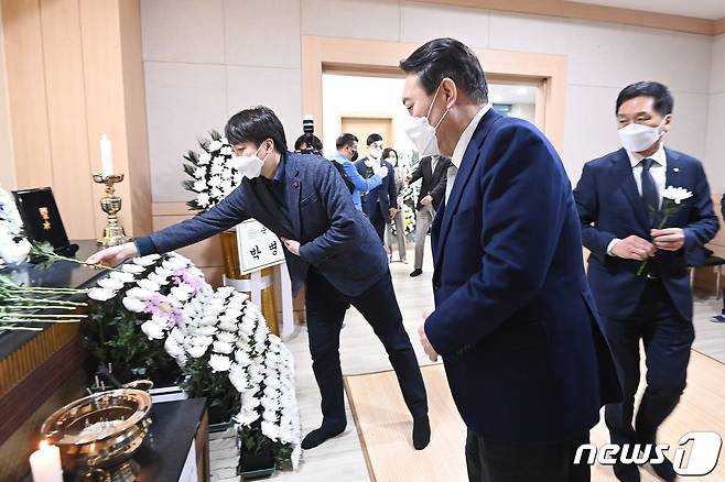 윤석열 국민의힘 대선 후보와 이준석 대표가 6일 오후 경기도 평택시 제일장례식장에 마련된 고 이형석 소방경의 빈소를 찾아 조문하고 있다. 2022.1.6/뉴스1 ⓒ News1 김영운 기자