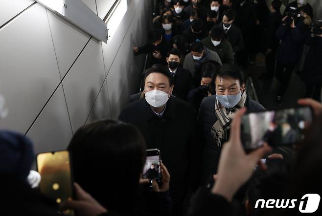 윤석열 국민의힘 대선 후보가 7일 오전 출근길 지하철 9호선을 타고 서울 여의도 국회의사당역에서 내려 당사로 이동하고 있다. 2022.1.7/뉴스1 © News1 구윤성 기자