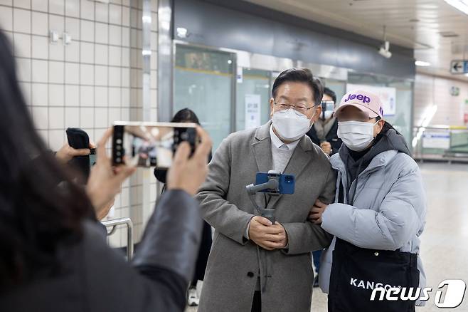 이재명 더불어민주당 대선 후보가 7일 오후 '매타버스 시즌2, 걸어서 민심속으로'의 일환으로 지하철을 타고 숙대입구역에서 총신대 역까지 이동하며 시민들과 '셀카'를 찍고 있다. (더불어민주당 선대위 제공) 2022.1.7/뉴스1 © News1 구윤성 기자