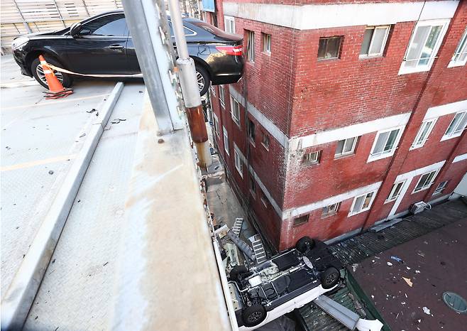 6일 오전 서울 중구의 한 주차장 건물에서 차량 사고가 발생해 SUV 차량 한 대가 건물 아래로 떨어졌다. 사진은 이날 현장 모습. /연합뉴스