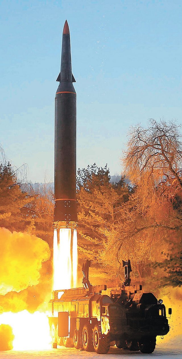 북한 조선중앙통신이 6일 공개한 북한군의 전날 발사체 시험 장면. 통신은 해당 발사체를 극초음속미사일이라고 주장했다. 평양=AP 뉴시스