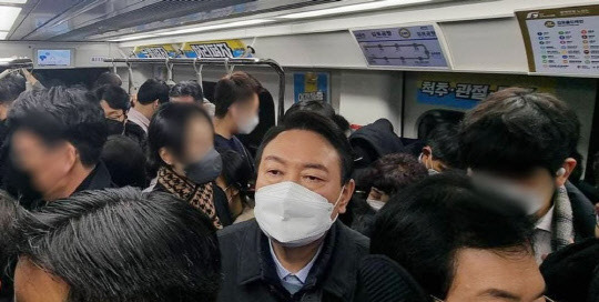 윤석열 국민의힘 대선 후보가 7일 오전 2량짜리 꼬마열차로 혼잡도로 악명 높은 김포도시철도(김포골드라인)를 타고 여의도 당사로 출근하고 있다.<연합뉴스>