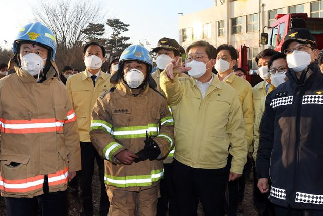 전해철 행정안전부 장관이 6일 오후 경기도 평택시 물류센터 신축 공사 화재 현장을 방문해 상황 보고를 받고 있다. 평택=뉴스1