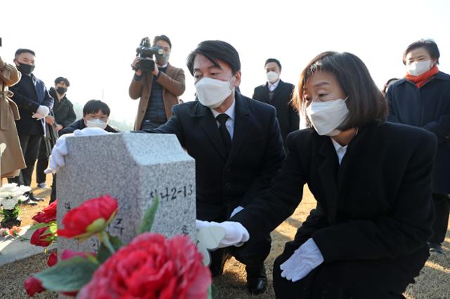 안철수 국민의당 대선후보와 부인 김미경 서울대 교수가 7일 충남 천안시 서북구 망향의 동산 위안부 피해자 묘소를 찾아 헌화한 후 묘비를 살펴보고 있다. 천안=연합뉴스