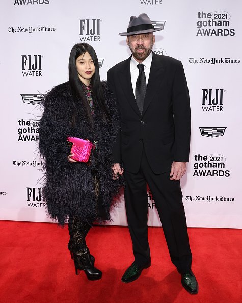 '니콜라스 케이지와 그의 아내' NEW YORK, NEW YORK - NOVEMBER 29: Riko Shibata and Nicolas Cage attend the 2021 Gotham Awards at Cipriani Wall Street on November 29, 2021 in New York City. (Photo by Taylor Hill/FilmMagic)