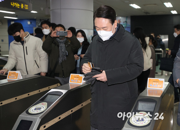 윤석열 국민의힘 대선 후보가 7일 오전 서울 지하철 9호선을 타고 여의도 국회의사당역에서 내려 당사로 출근하고 있다. [사진=김성진 기자]