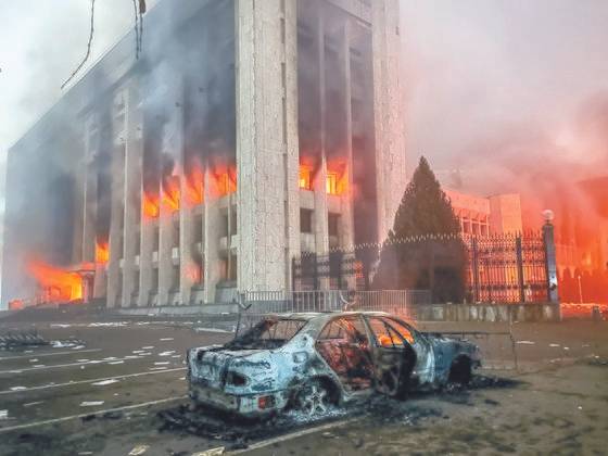 카자흐스탄에서 LPG 가격 인상으로 촉발된 대규모 시위를 보안군이 무력 진압하며 6일 수십 명이 숨졌다. 러시아는 공수부대를 파견했다. 지난 5일 카스흐스탄 최대 도시 알마티의 시청 건물에 불이 나고 차량이 전소됐다. [타스=연합뉴스]