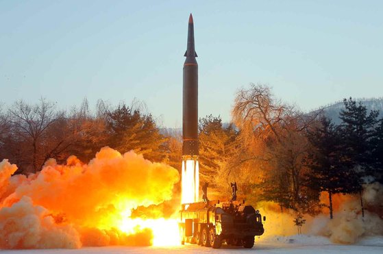 북한이 지난 5일 성공적으로 시험발사한 극초음속 미사일. 한·미 군 당국은 700㎞ 떨어진 표적에 명중한 이 미사일의 최대속도가 마하 5(시속 6120㎞)를 넘었다고 분석했다. [AP=뉴시스]