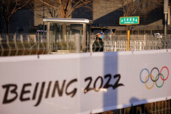 베이징 겨울올림픽 경기장 인근. 코로나19 확산을 막기 위해 경찰이 통제하고 있다. 로이터=연합뉴스