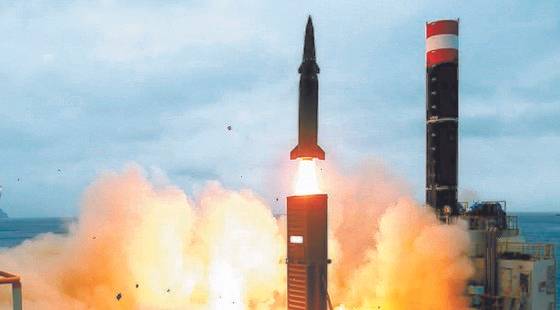 지난 2017년 8월 24일 시험 발사된 사거리 800㎞, 탄두 중량 500㎏인 현무-2C 탄도미사일. 이 미사일의 최고 속도는 마하 9에 이른다. 사진 국방부