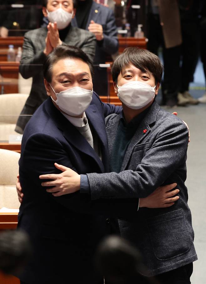 윤석열 국민의힘 대선 후보와 이준석 대표가 지난 6일 저녁 국회에서 열린 의원총회에서 포옹하고 있다. 국회사진기지단