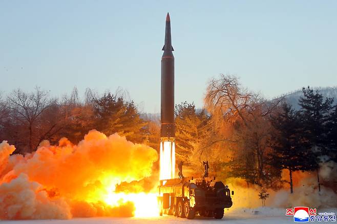 This photo, released by North Korea`s official Korean Central News Agency on Jan. 6, 2022, shows what the North claims to be a new hypersonic missile being launched the previous day. (Yonhap)