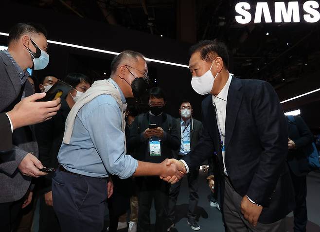 Hyundai Motor Group Chairman Chung Euisun (left) and Samsung Electronics Vice Chairman and CEO Han Jong-hee meet at CES 2022. (Yonhap)